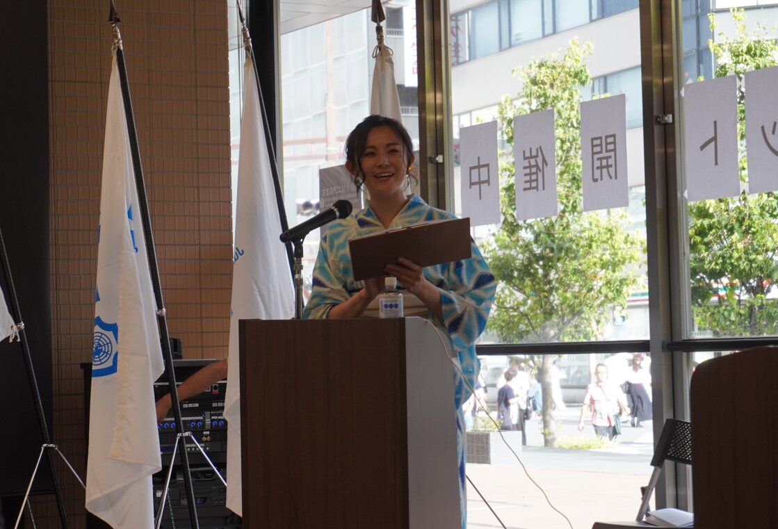 着物姿で司会を務める白須慶子氏