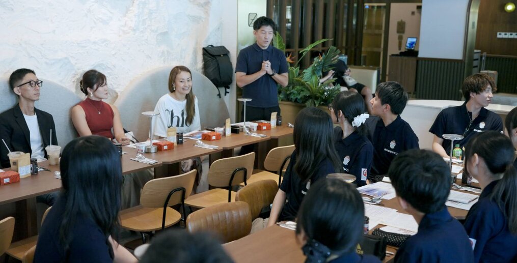青年会議所メンバーが見守る様子