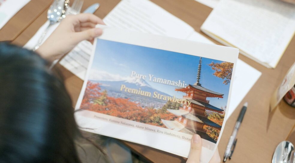青少年が企画した商品「Pure Yamanashi Premium Strawberry」の資料