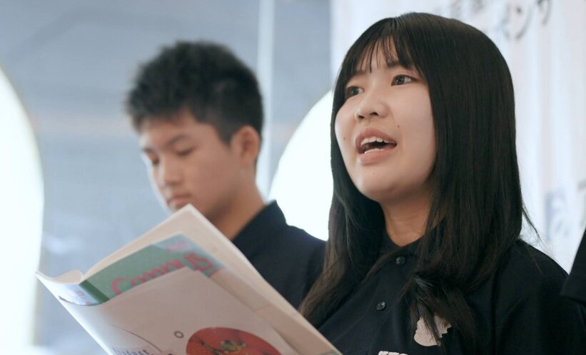プレゼンテーションを行う青少年の様子2