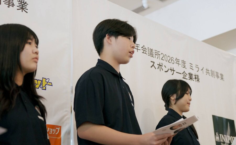 プレゼンテーションを行う青少年の様子3