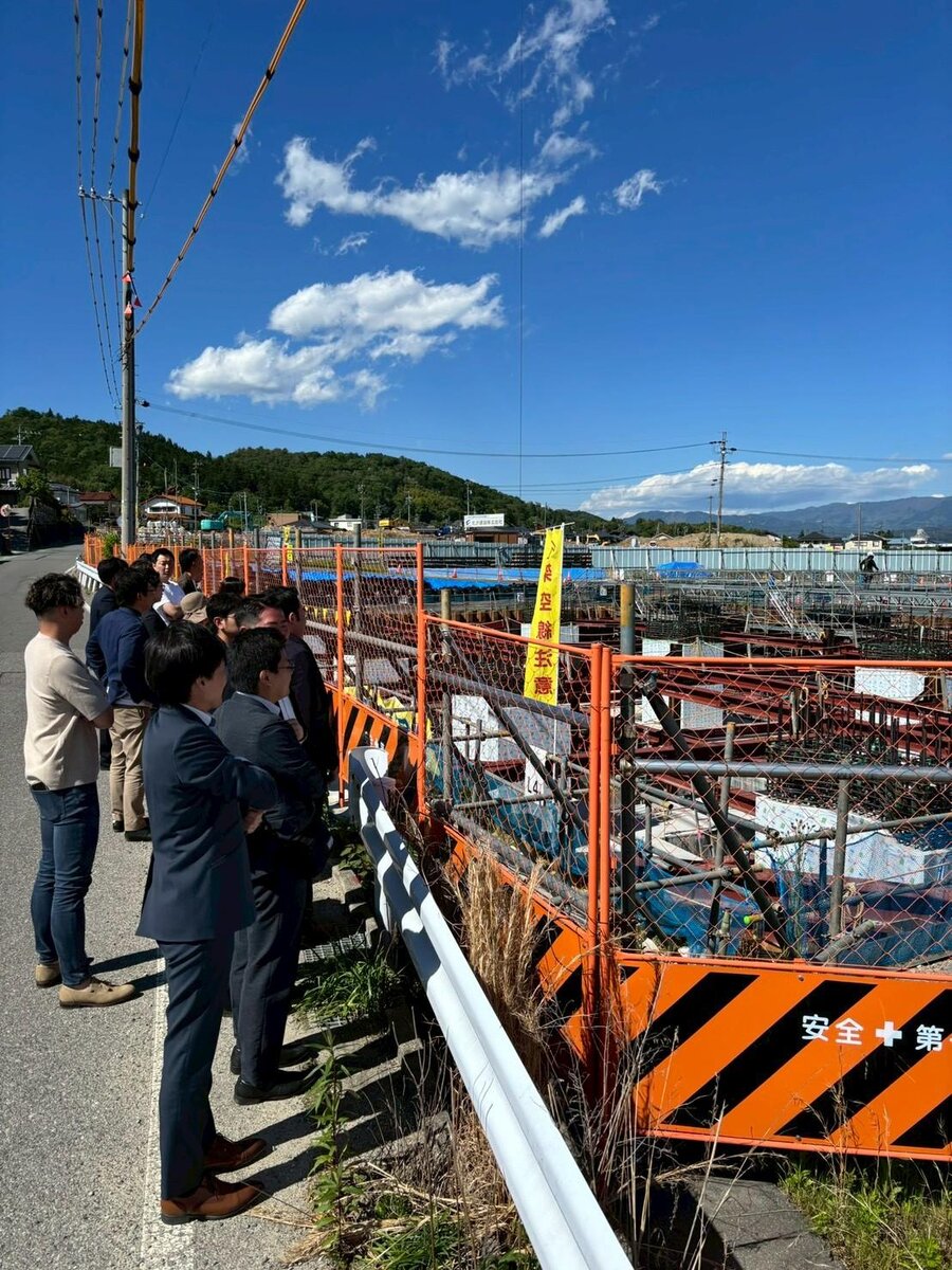 現地視察でリニア建設現場を見学するメンバー