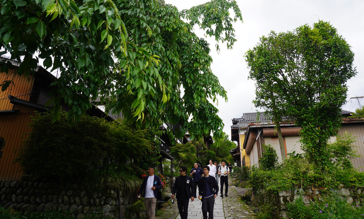 中津川市の歴史的な宿場町を散策する様子