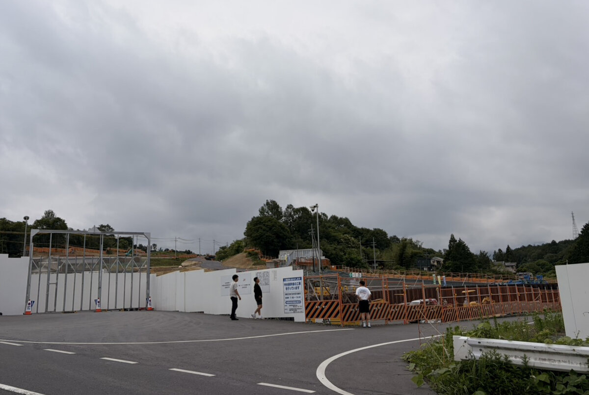 岐阜県駅(仮称)周辺の工事現場を視察するメンバー